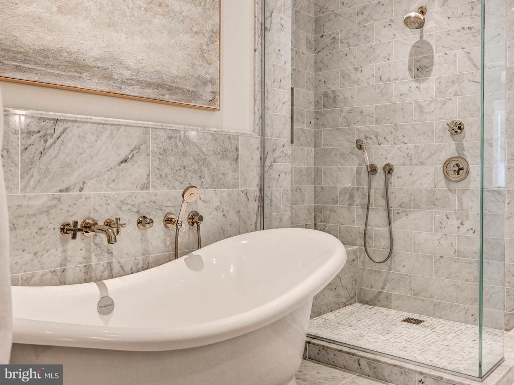 300 INTERNATIONAL DRIVE Unit: 2106