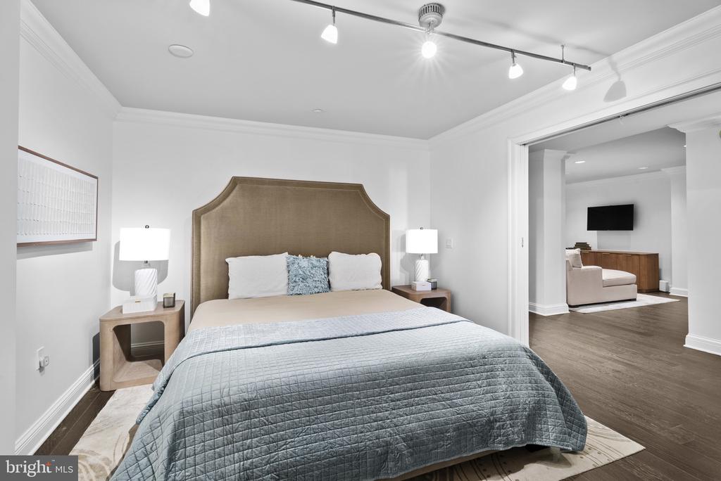 801 KEY HIGHWAY Unit: 221