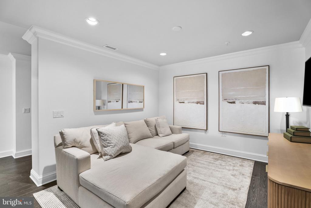801 KEY HIGHWAY Unit: 221