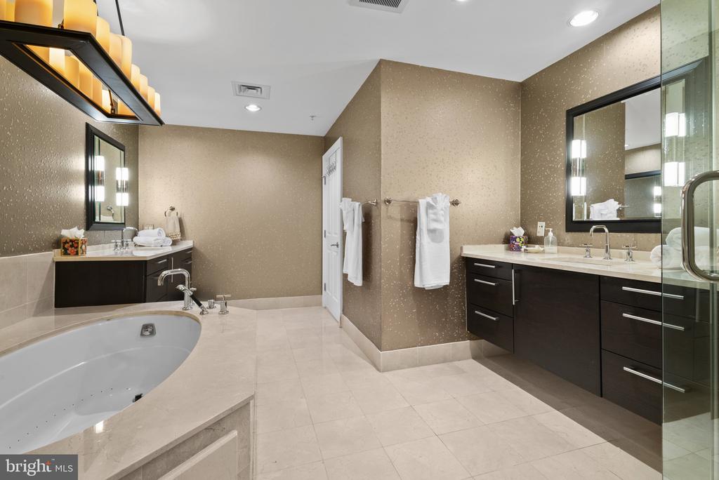 801 KEY HIGHWAY Unit: 221