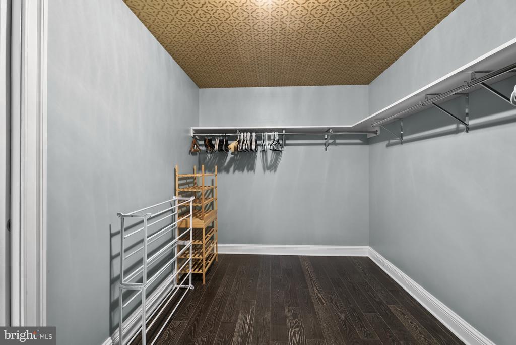 801 KEY HIGHWAY Unit: 221