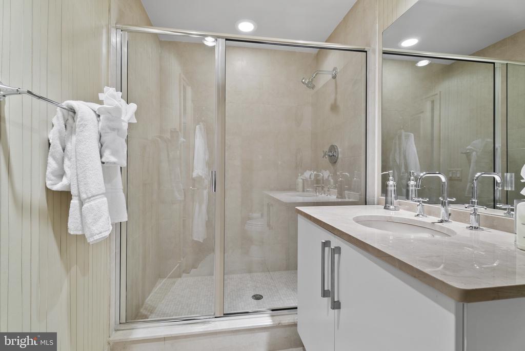 801 KEY HIGHWAY Unit: 221