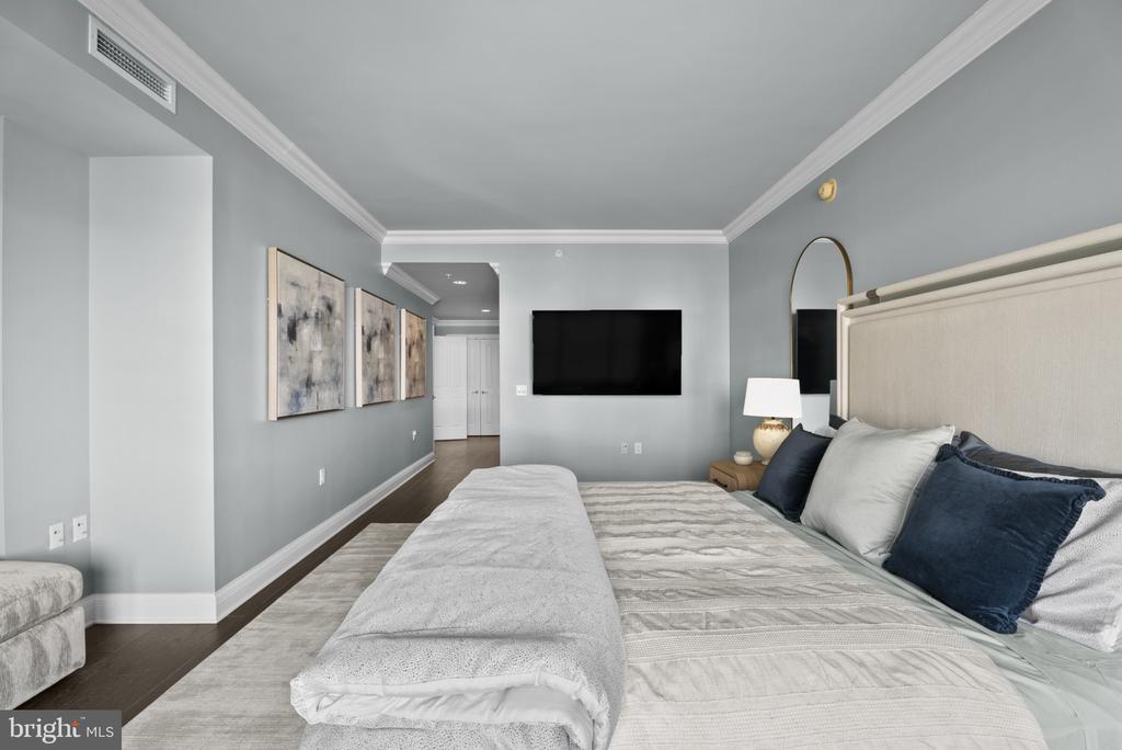801 KEY HIGHWAY Unit: 221