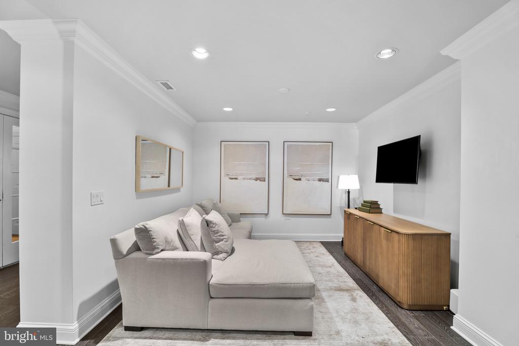 801 KEY HIGHWAY Unit: 221