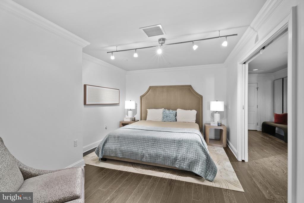 801 KEY HIGHWAY Unit: 221