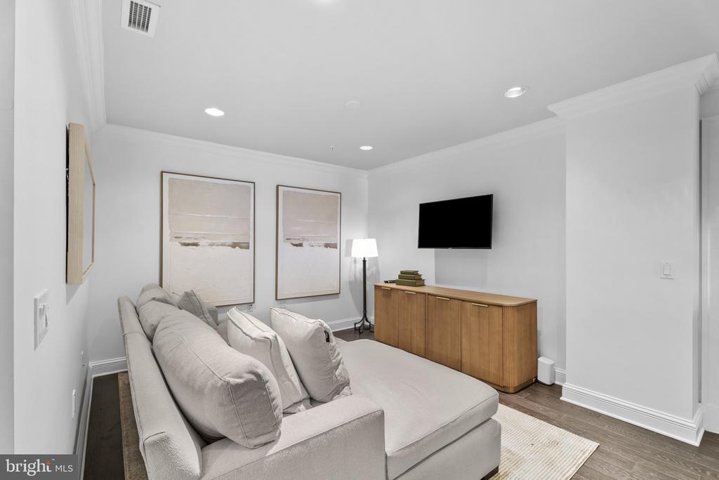 801 KEY HIGHWAY Unit: 221