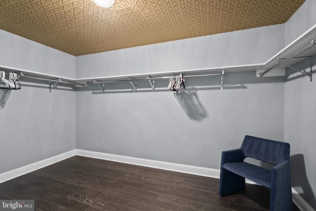 801 KEY HIGHWAY Unit: 221