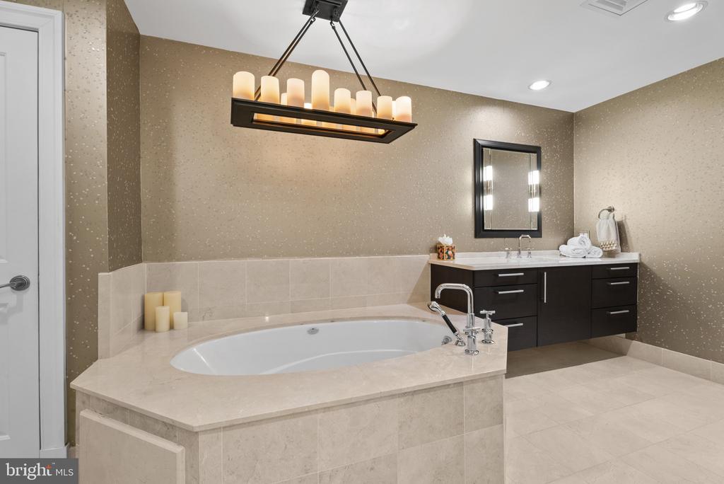 801 KEY HIGHWAY Unit: 221