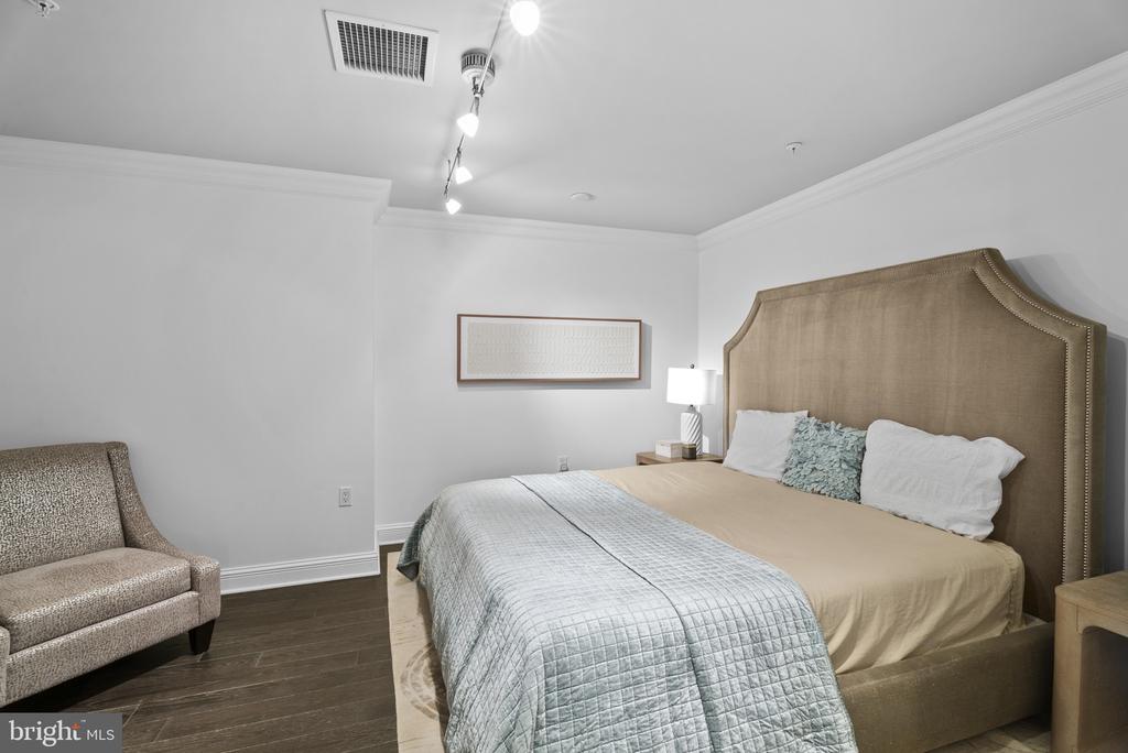 801 KEY HIGHWAY Unit: 221