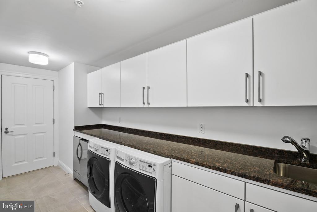801 KEY HIGHWAY Unit: 221