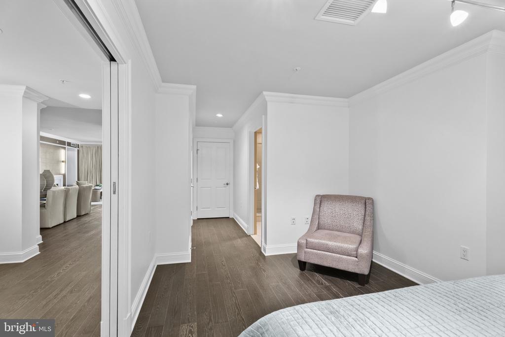 801 KEY HIGHWAY Unit: 221