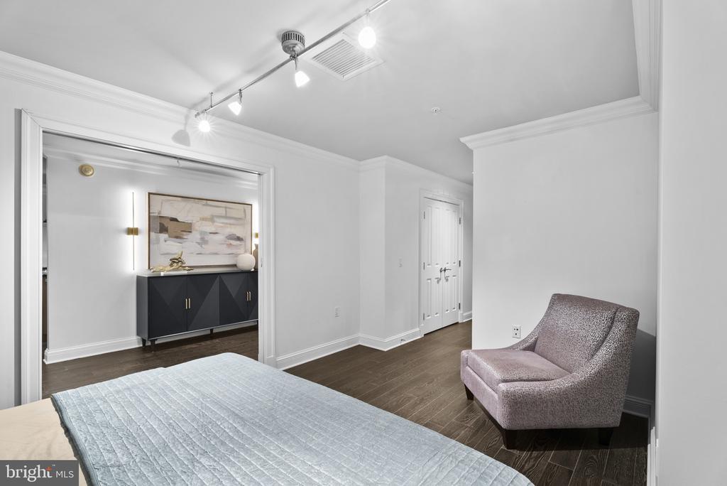 801 KEY HIGHWAY Unit: 221