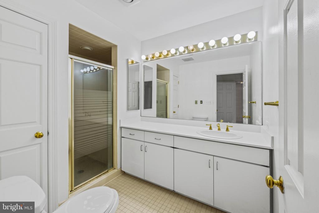 10 E LEE STREET Unit: 1102