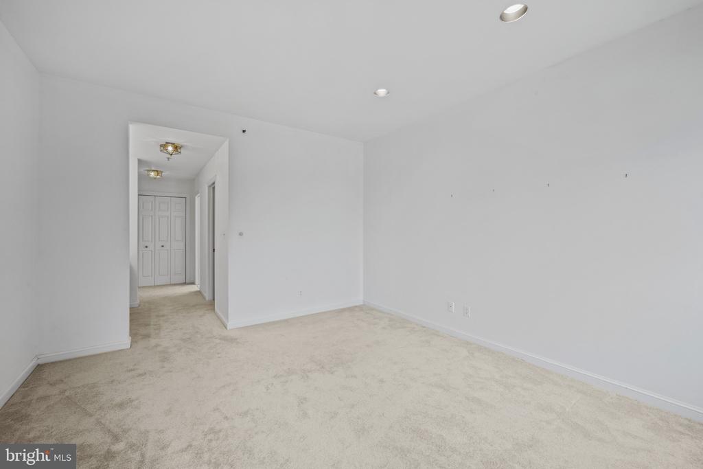 10 E LEE STREET Unit: 1102