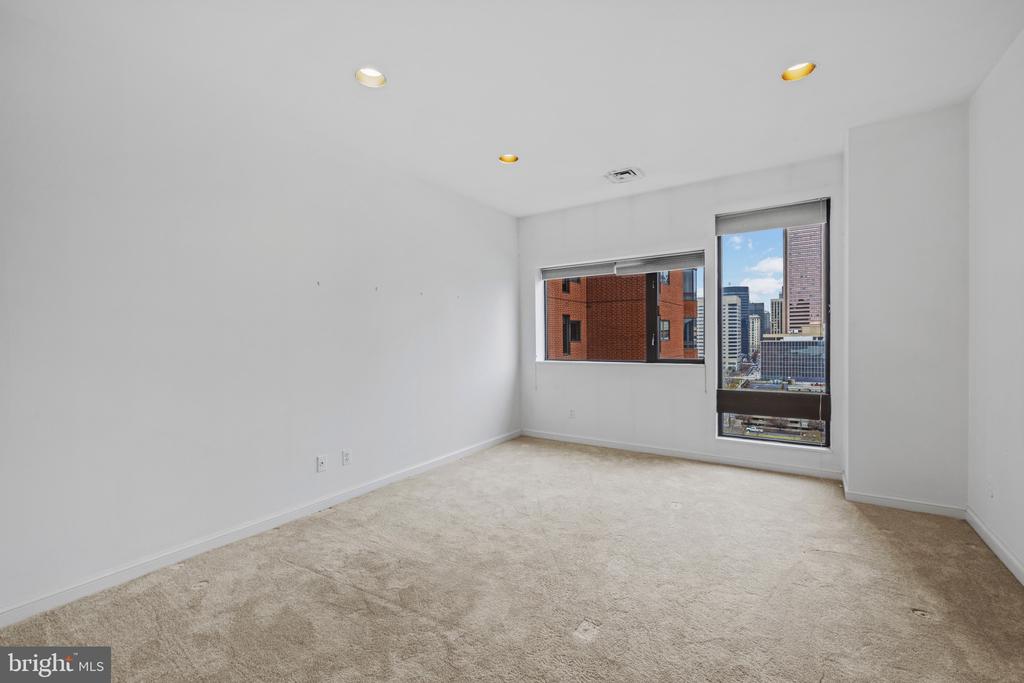 10 E LEE STREET Unit: 1102