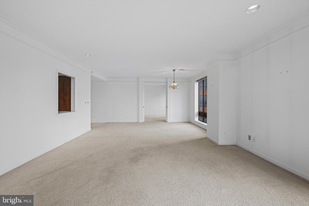 10 E LEE STREET Unit: 1102