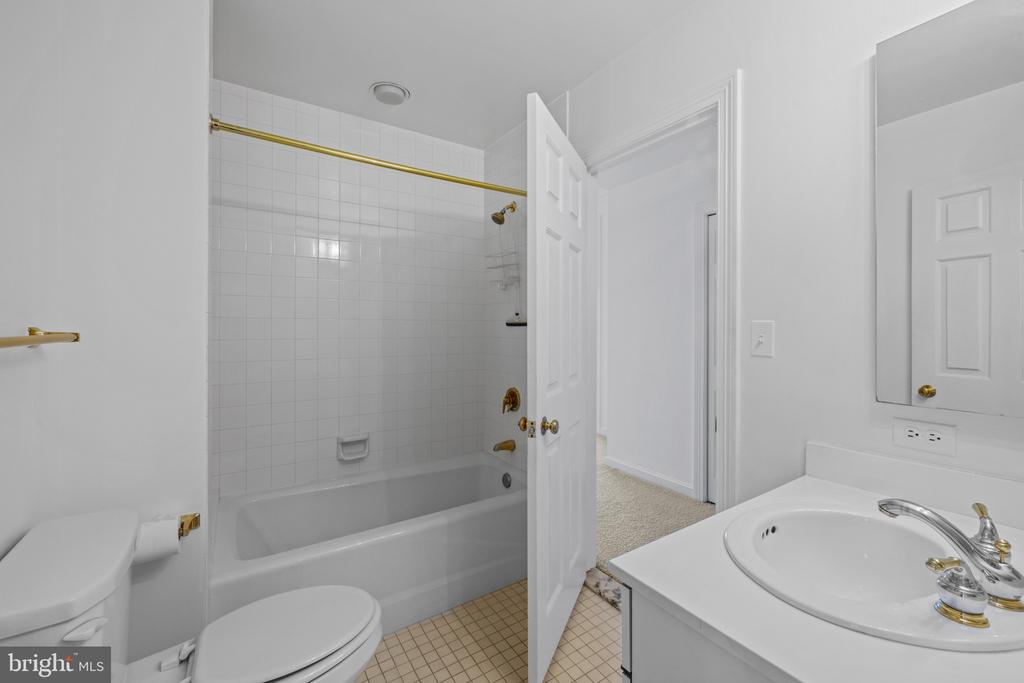 10 E LEE STREET Unit: 1102