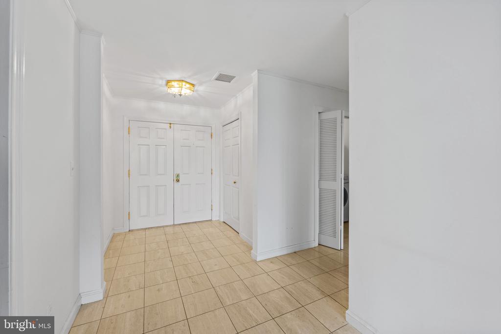 10 E LEE STREET Unit: 1102