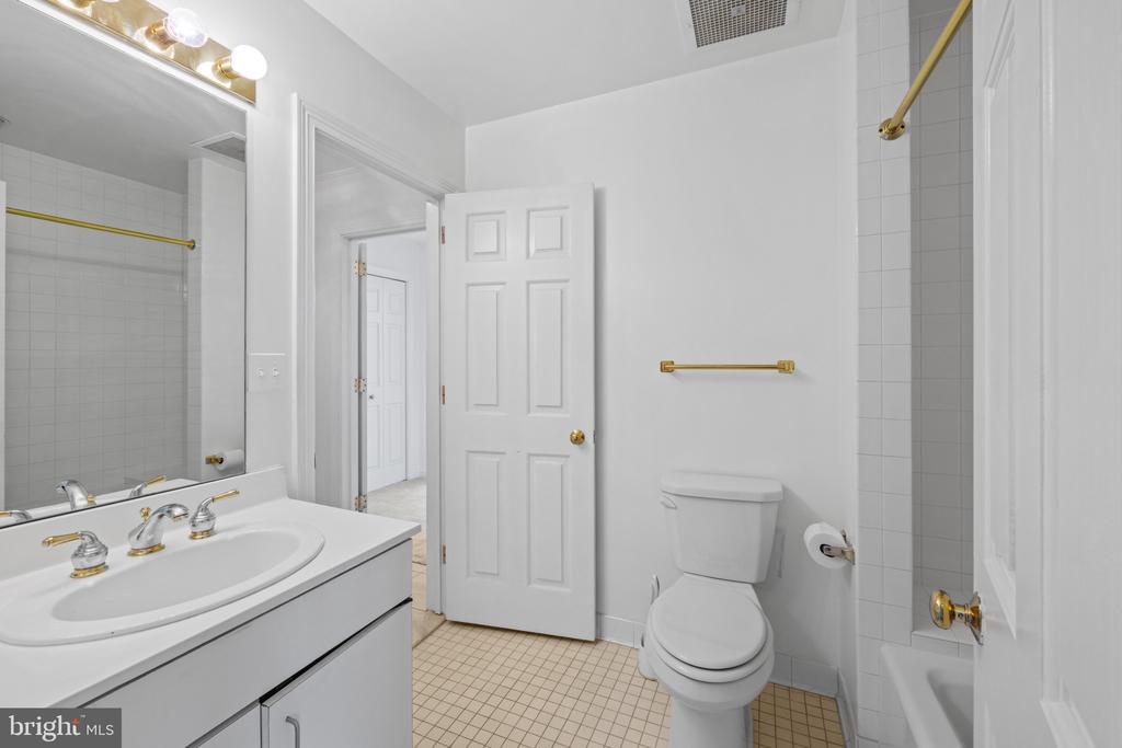 10 E LEE STREET Unit: 1102