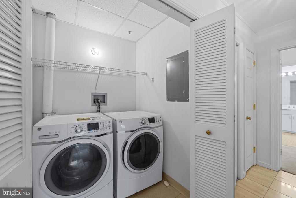 10 E LEE STREET Unit: 1102