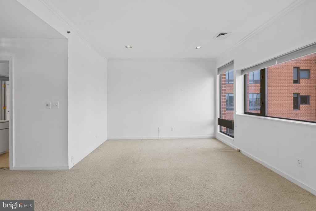 10 E LEE STREET Unit: 1102