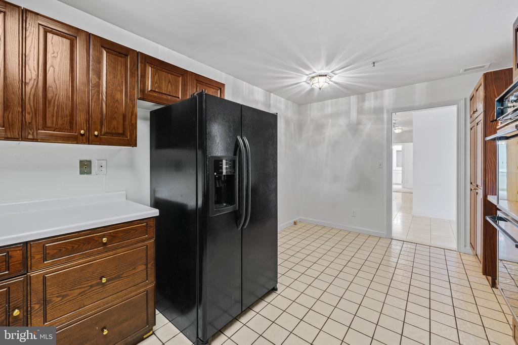 10 E LEE STREET Unit: 1102