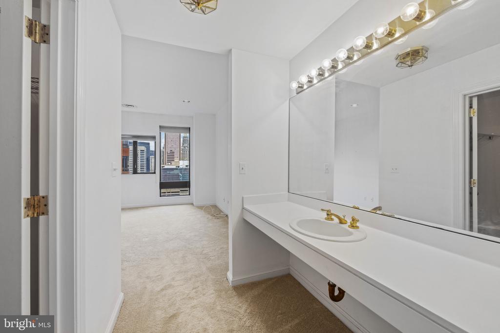 10 E LEE STREET Unit: 1102