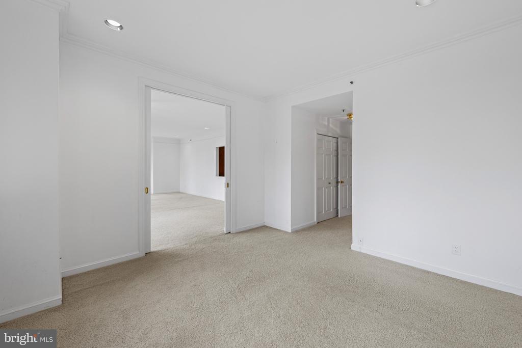10 E LEE STREET Unit: 1102
