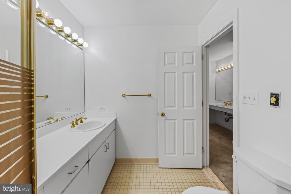 10 E LEE STREET Unit: 1102