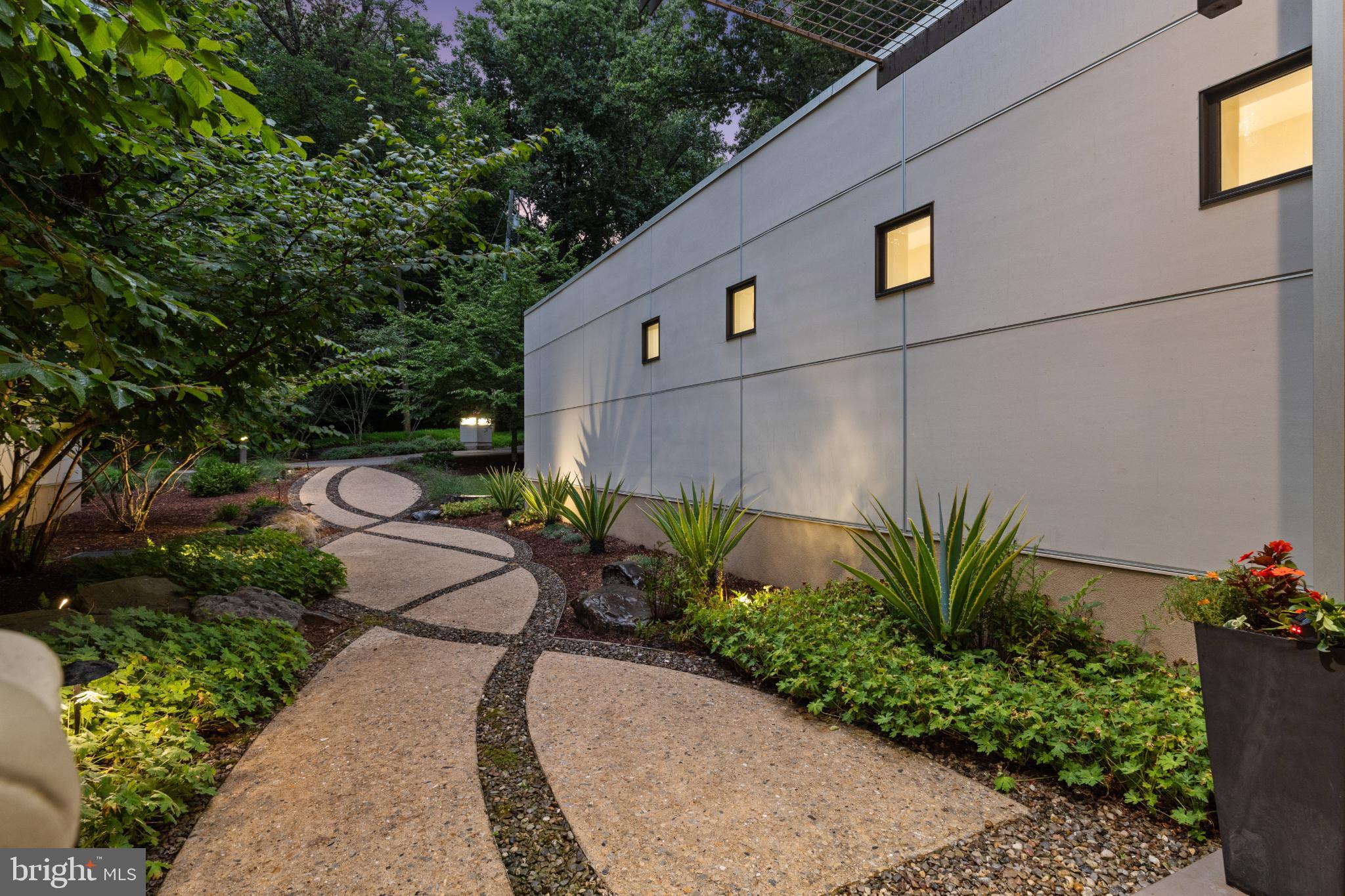 2923 WOODVALLEY DRIVE