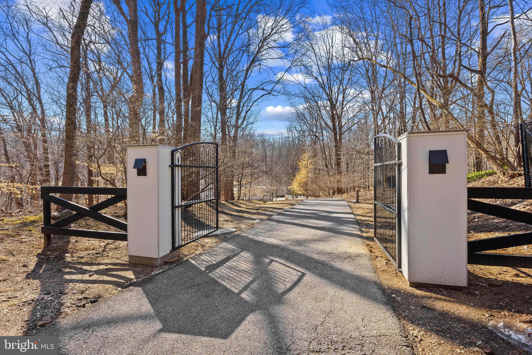 2923 WOODVALLEY DRIVE