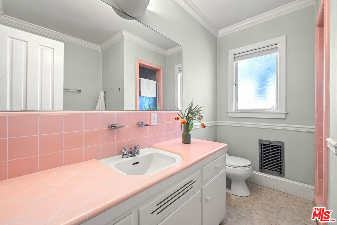 1615 N Laurel Ave Unit: 202