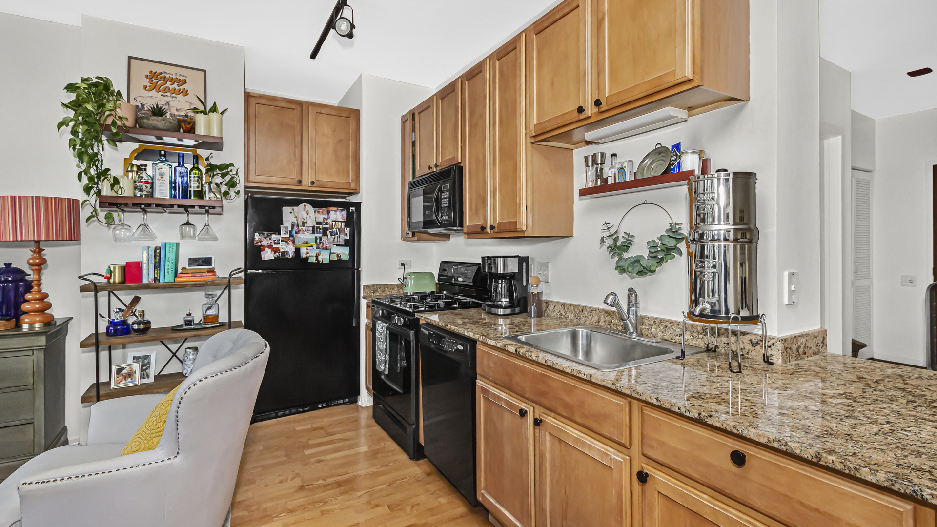 210 S Desplaines Street Unit: 808