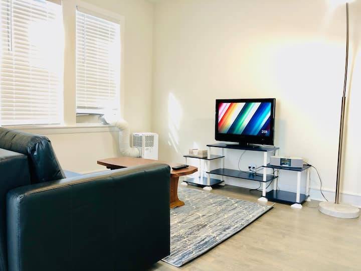 876 N Marshfield Avenue Unit: 2R