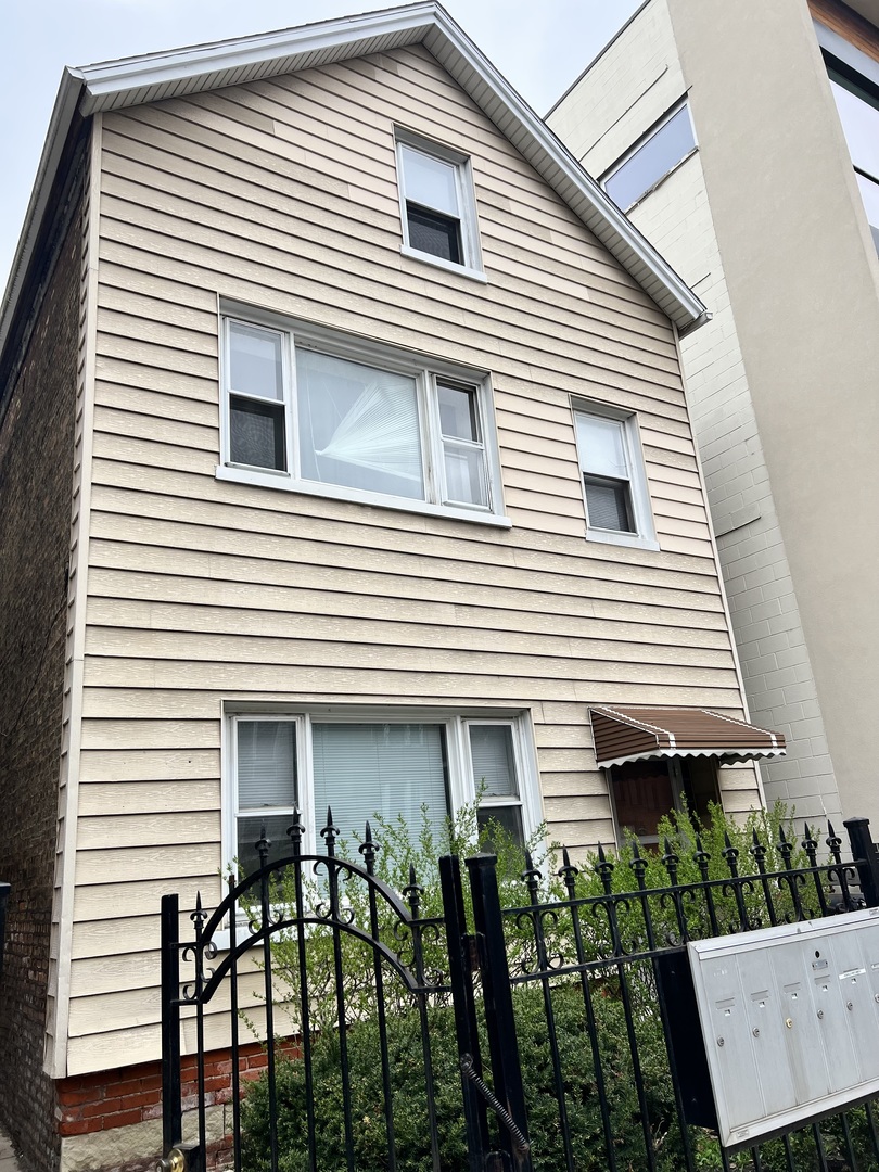 876 N Marshfield Avenue Unit: 2R
