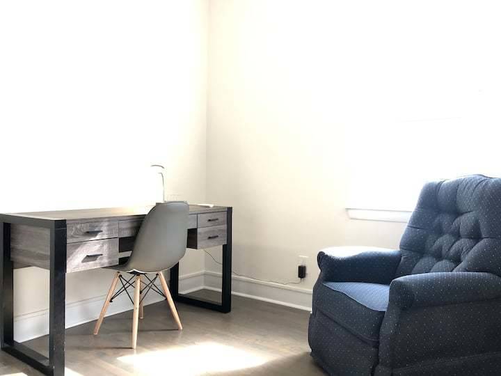 876 N Marshfield Avenue Unit: 2R