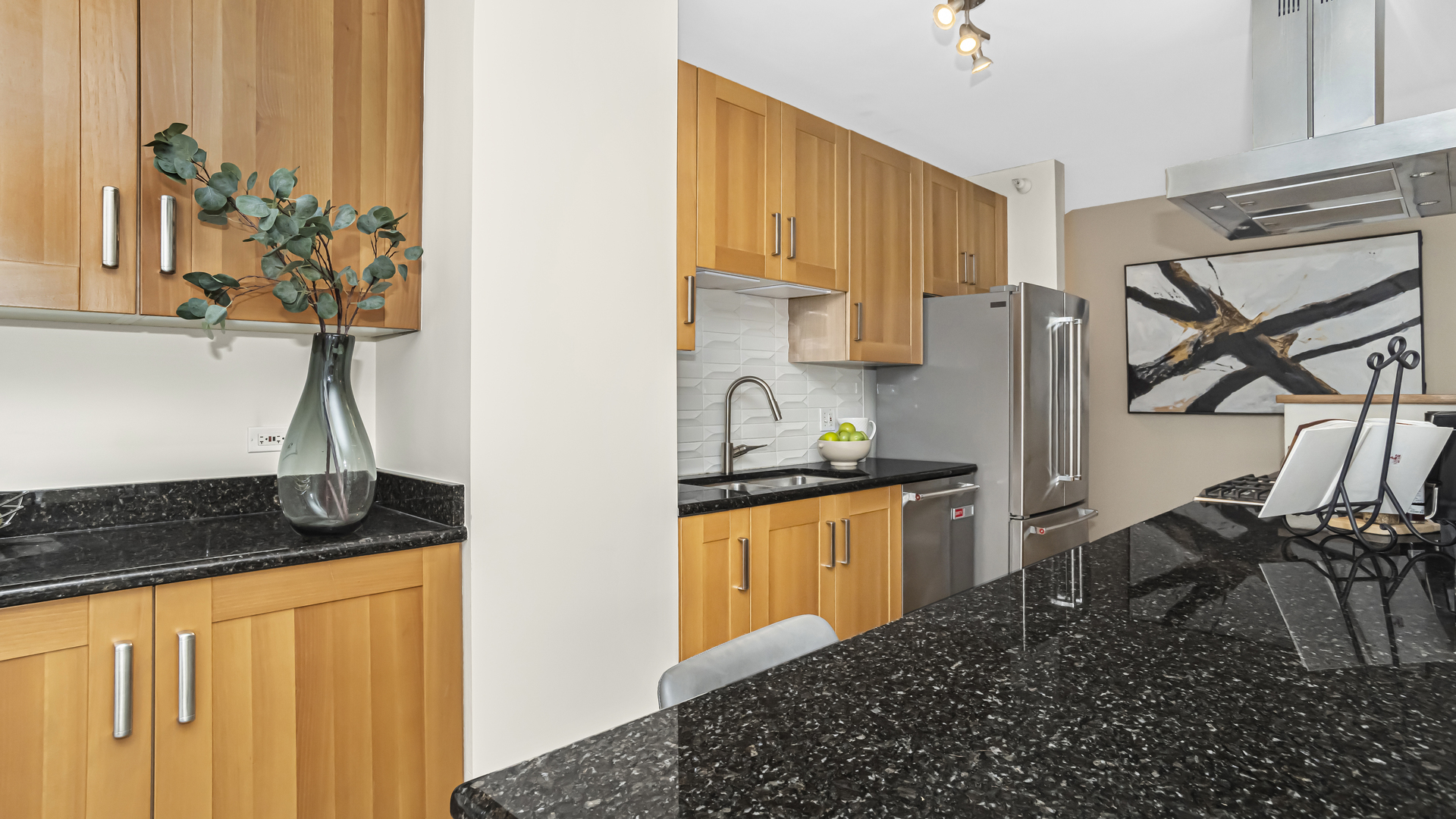 635 N DEARBORN Street Unit: 705