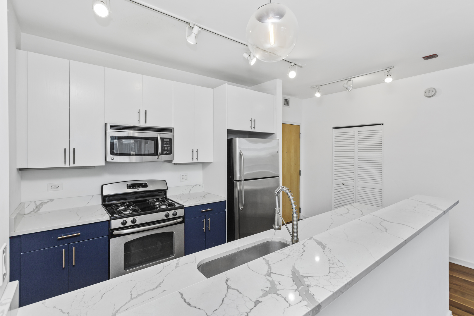 123 S GREEN Street Unit: 709B