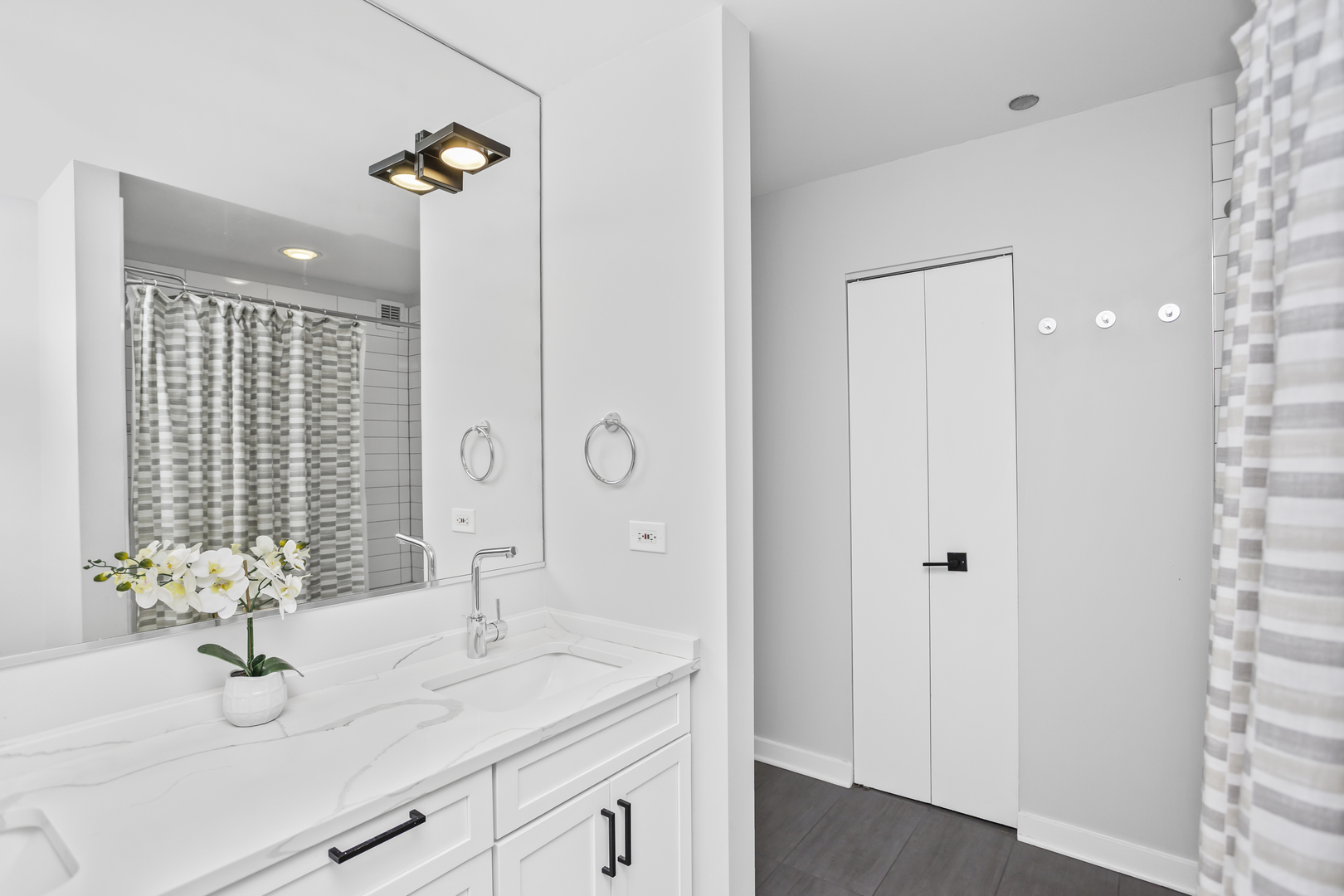 737 W WASHINGTON Street Unit: 1602