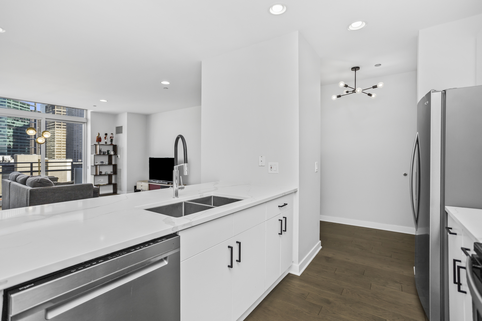 737 W WASHINGTON Street Unit: 1602