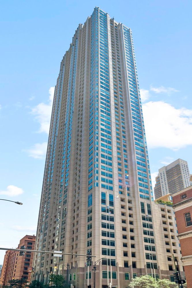 33 W ONTARIO Street Unit: 42EN