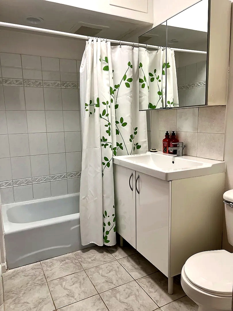 876 N Marshfield Avenue Unit: 1R