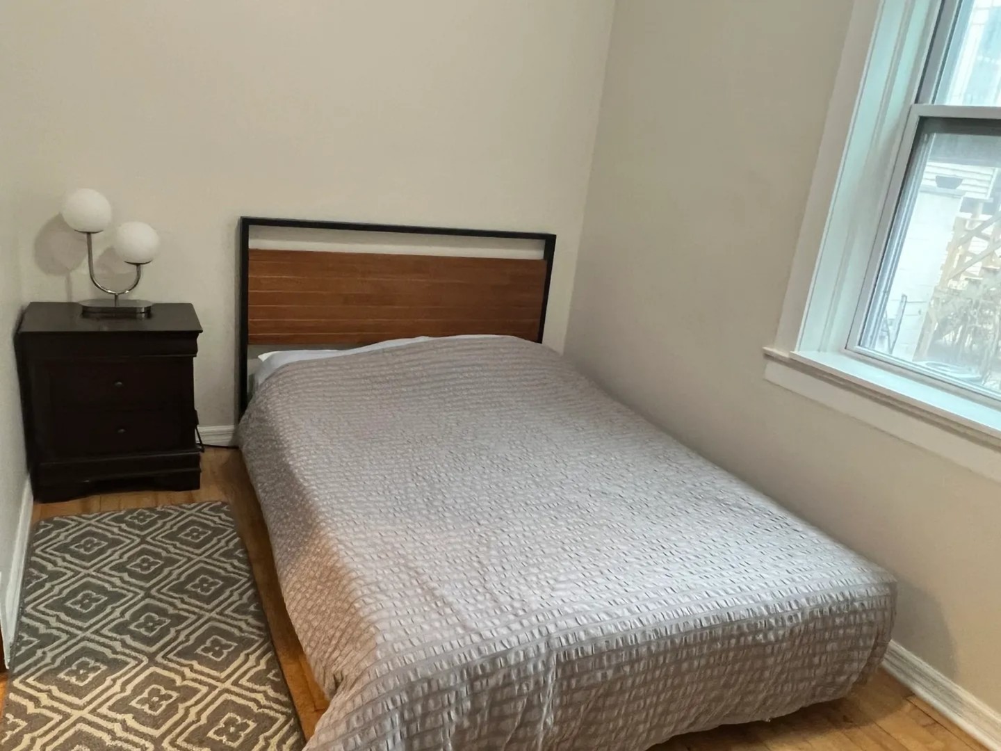 876 N Marshfield Avenue Unit: 1R
