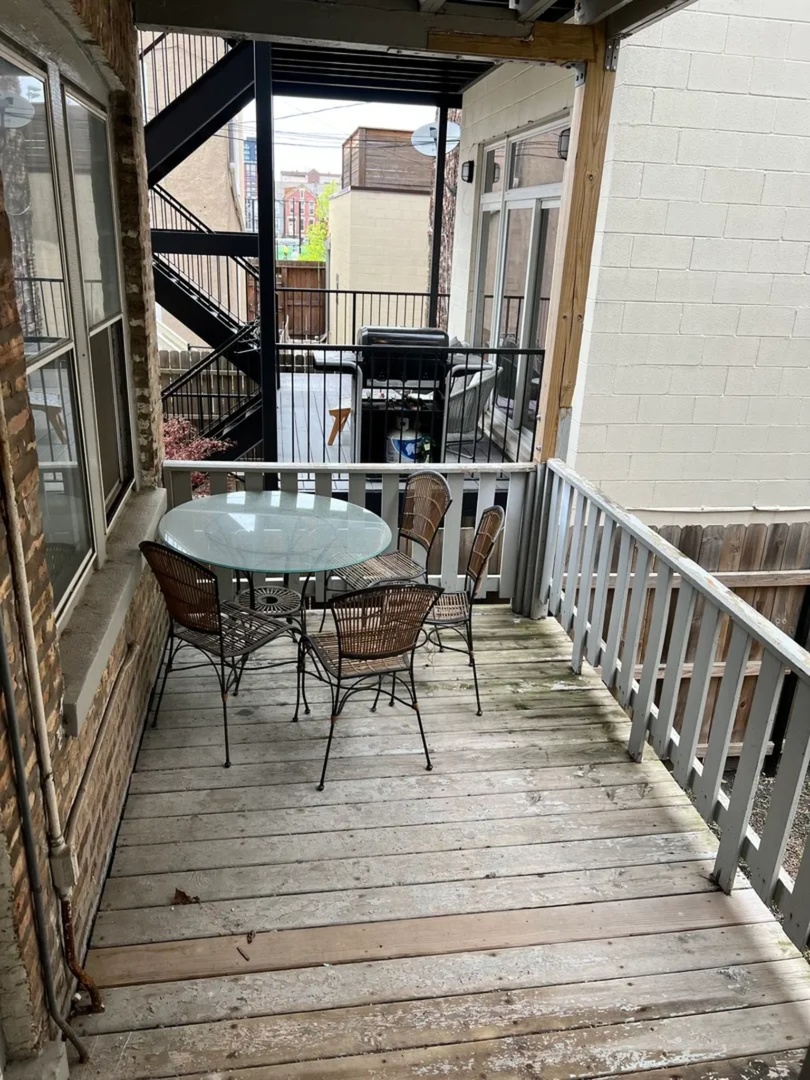 876 N Marshfield Avenue Unit: 1R