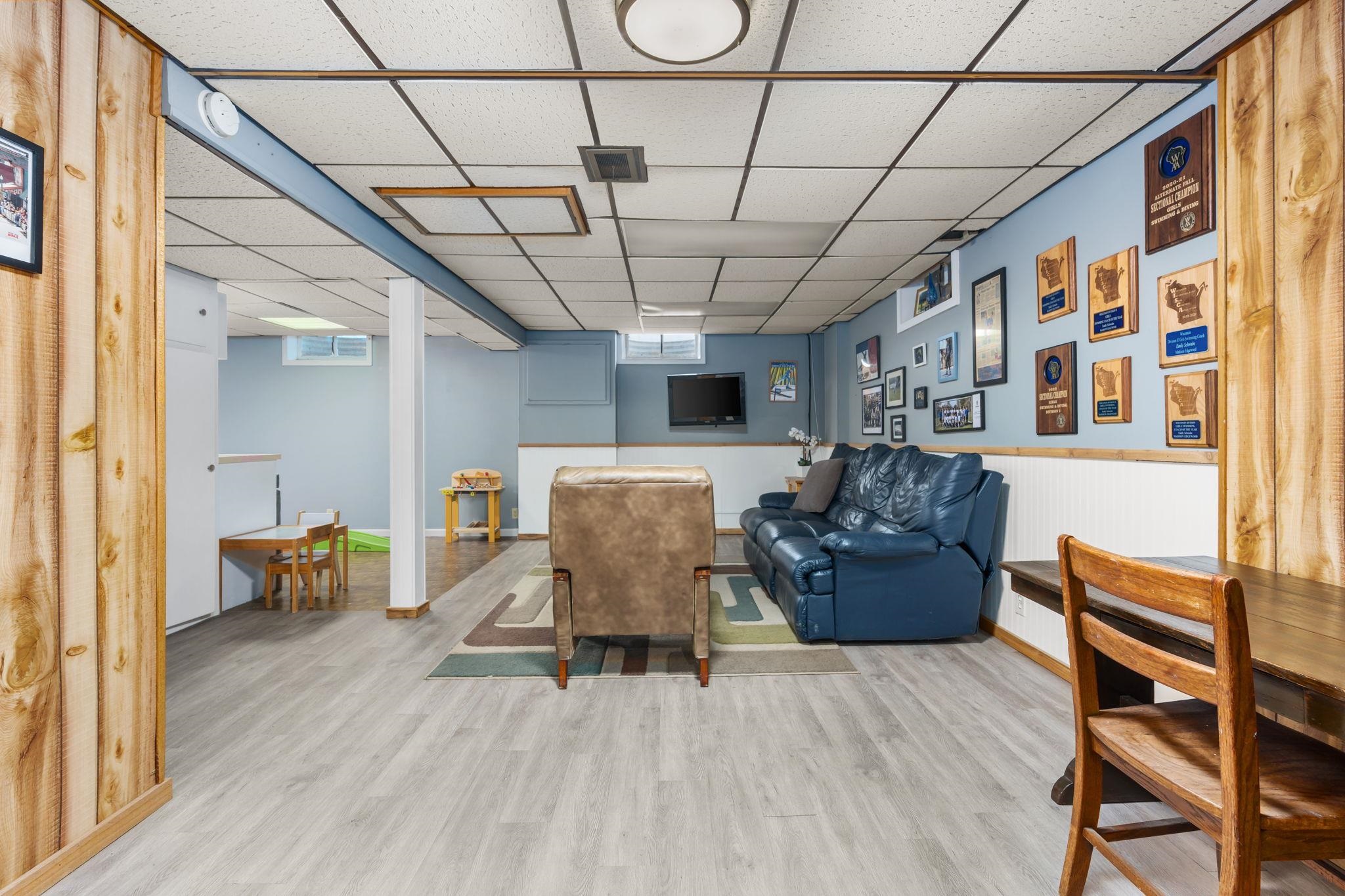 470 Woodside Terrace