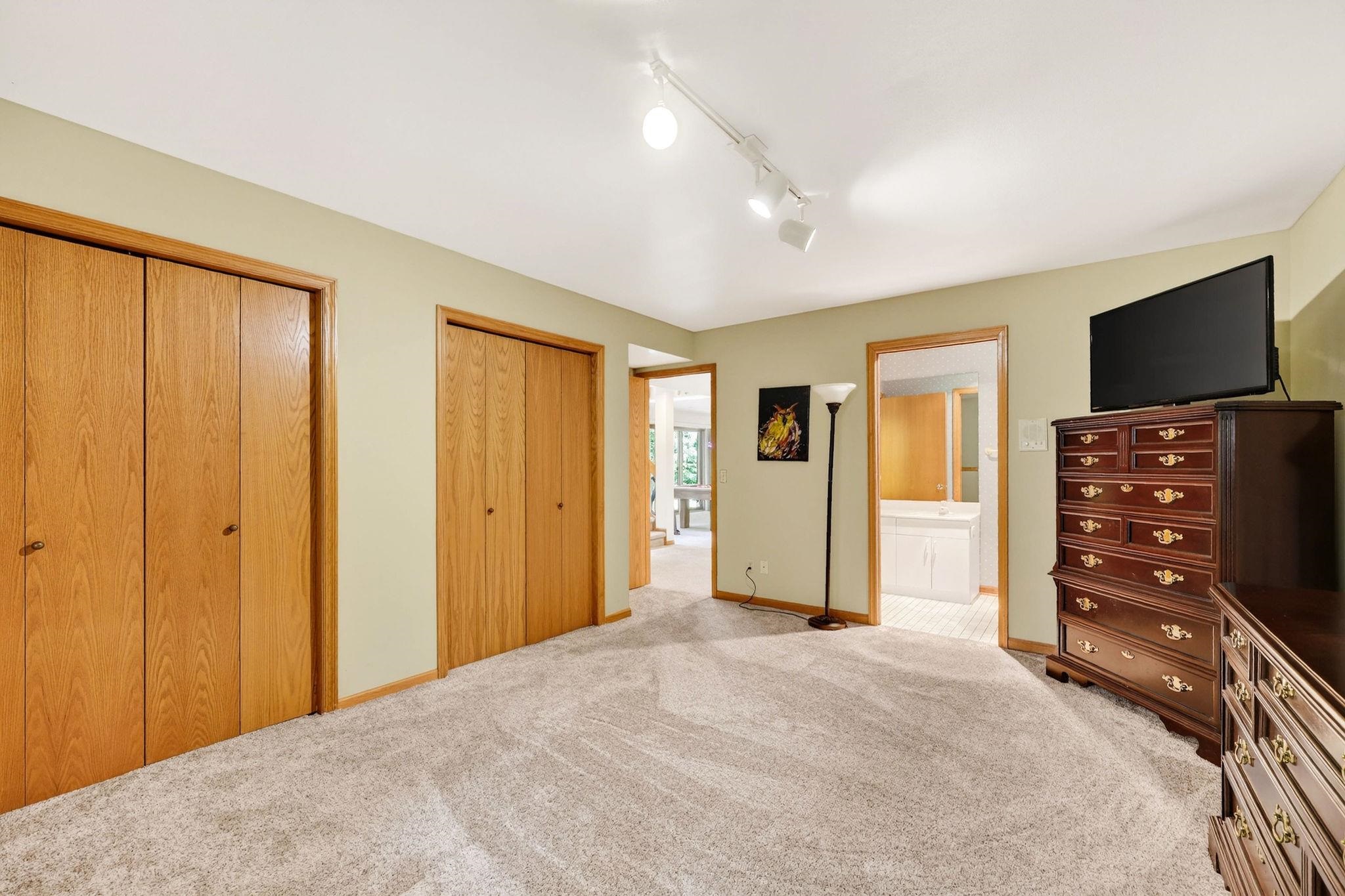 1 White Oaks Lane