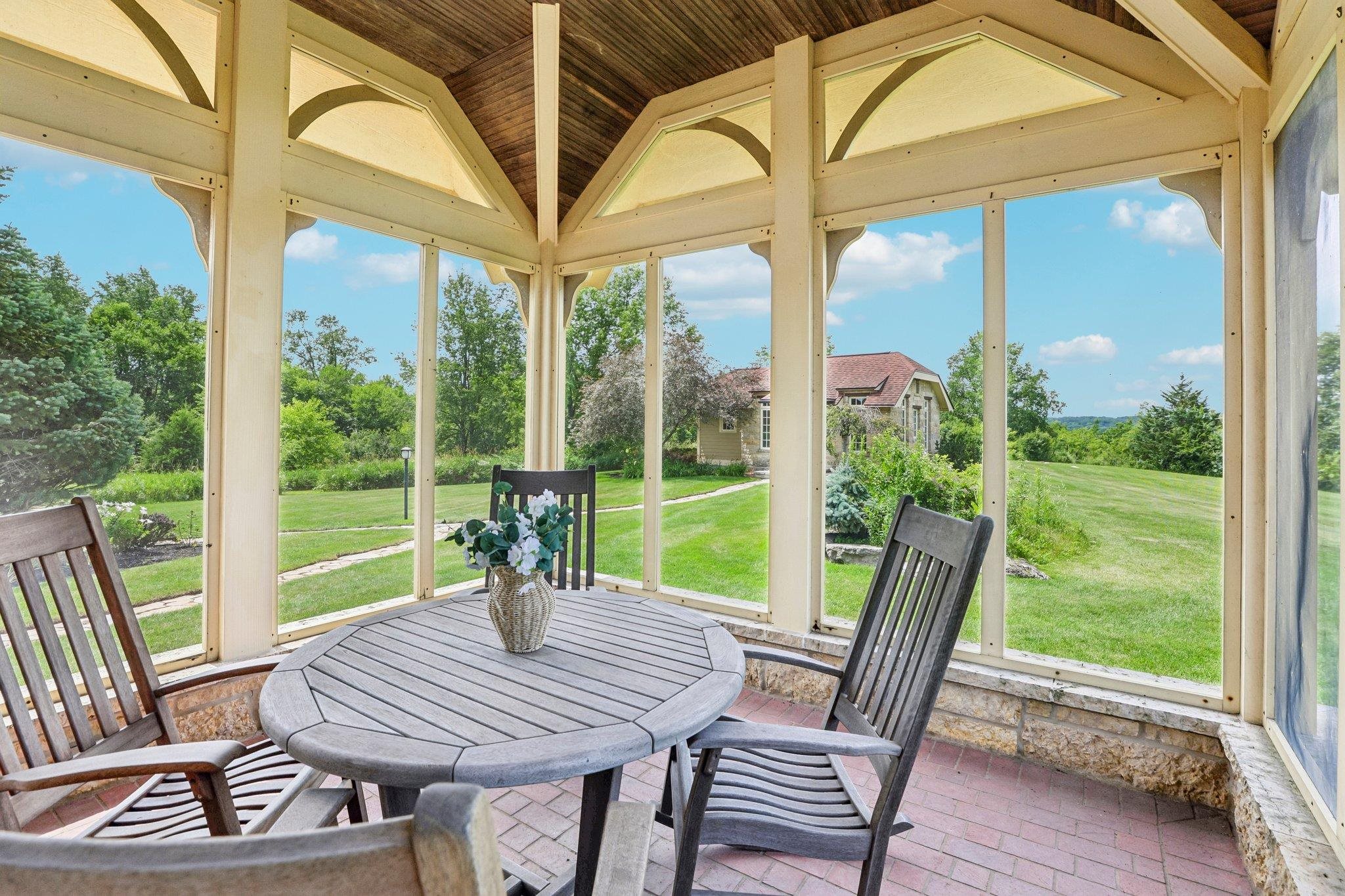 6837 Woodland Drive
