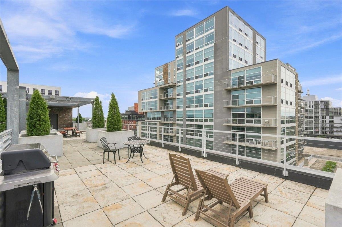 825 E Mifflin Street 404