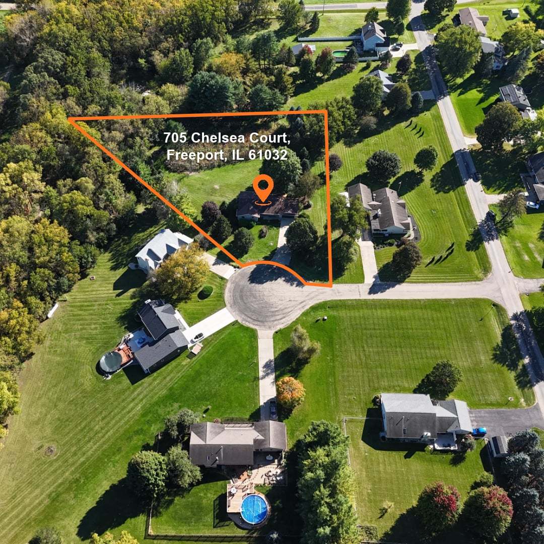 Aerial view of 705 Chelsea Court, with its lot outlined in orange beside a cul-de-sac.