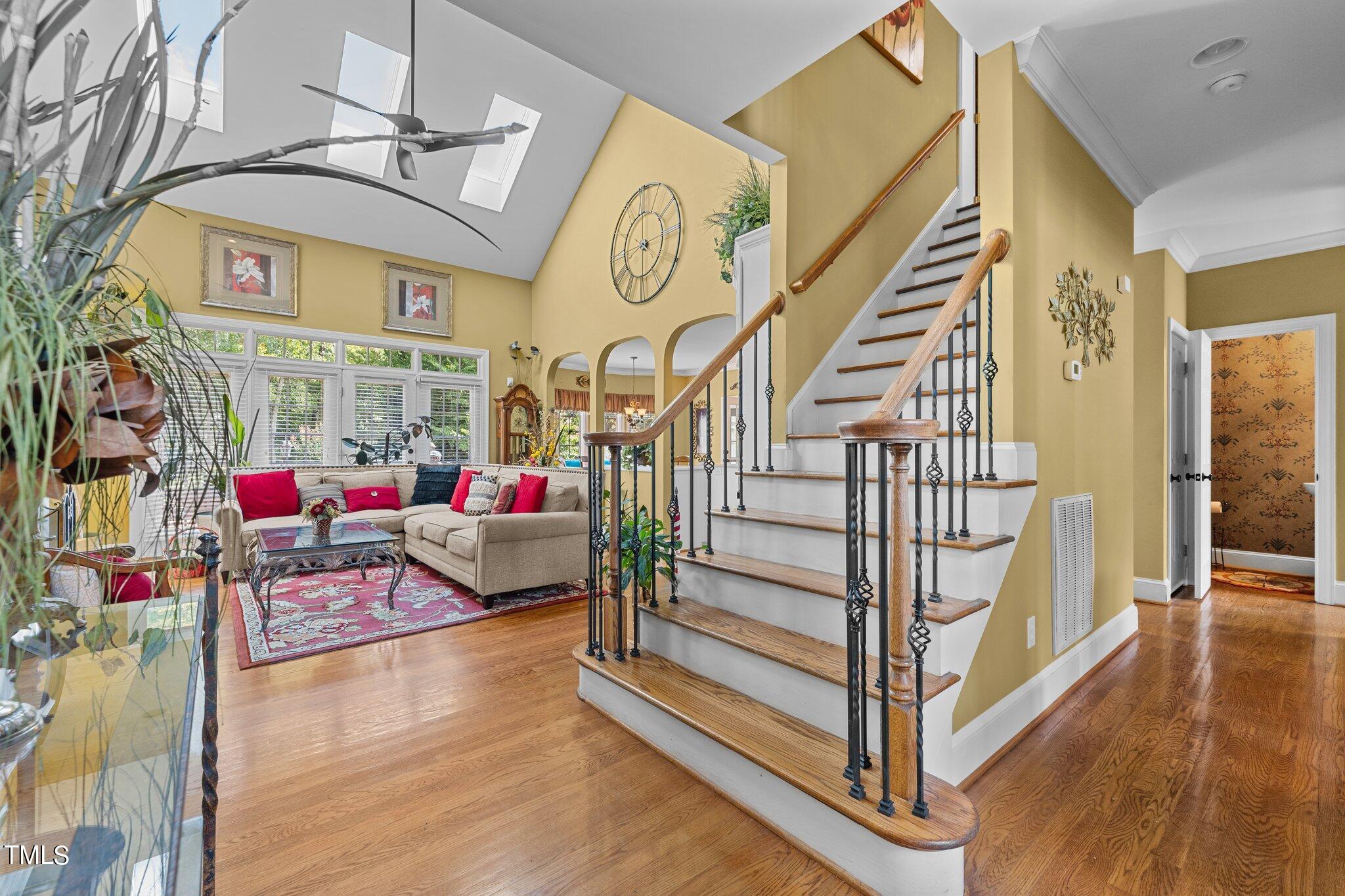 918 Golf House Road W